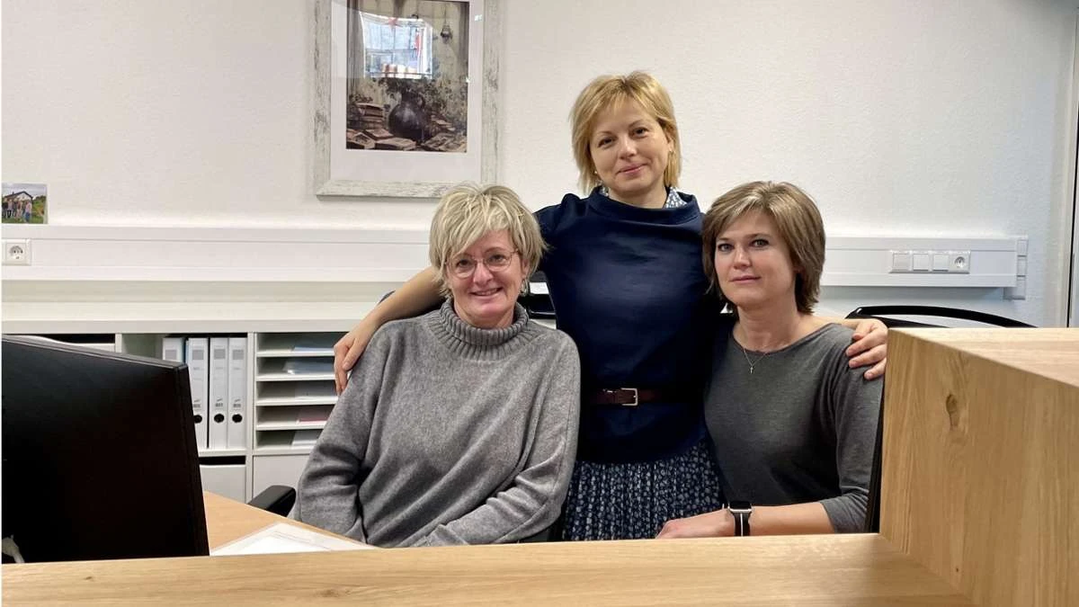 Das Team der Hausarztpraxis: Claudia Angermüller, Anastasia Patuk und Eugenia Wagner-Pochlebaev